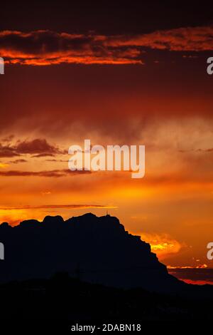Juin coucher de soleil sur la montagne de Montserrat, près de Barcelone, Catalogne, Espagne Banque D'Images