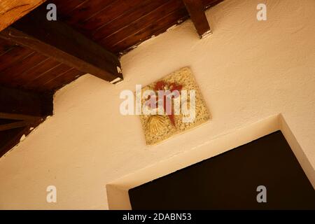 Détail de la maison avec des motifs Jacobean, la croix de Santiago et les coquillages. French Way, Way of St. James. Villalcázar de Sirga, Palencia, Castille et L. Banque D'Images