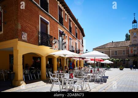 Plaza Mayor - place principale. Carré à porcocoon castillan typique. French Way, Way of St. James. Carrión de los Condes, Palencia, Castille et Leon, Espagne, Banque D'Images