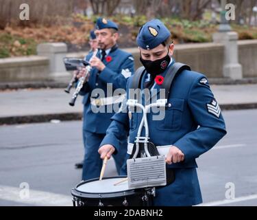 Ottawa, Canada. Arrivée de représentants militaires à une célébration réduite du jour du souvenir en raison d'une pandémie en cours Banque D'Images