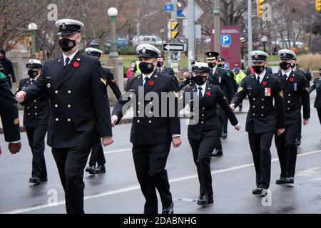 Ottawa, Canada. Arrivée de représentants militaires à une célébration réduite du jour du souvenir en raison d'une pandémie en cours Banque D'Images