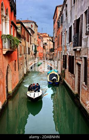 Canal à Sestiere ('Miscict') di Dorsoduro, Venise, Vénétie, Italie. Banque D'Images