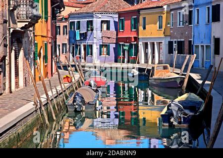 Maisons colorées de l'île pittoresque de Burano, Venise, Vénétie, Italie Banque D'Images