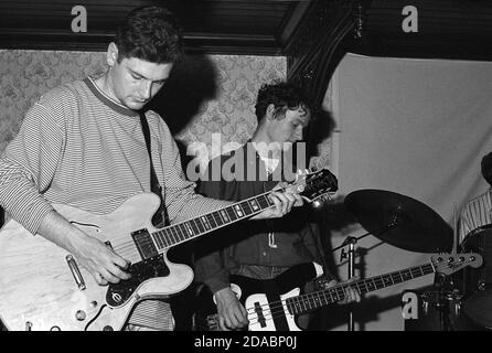 Image monochrome du groupe indépendant Gordon Keen et Gerard Love of Glasgow BMX bandits qui se présente à Requires, Bedford, Royaume-Uni, en 1990. Banque D'Images