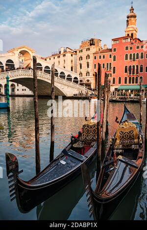 Télécabine ancrée sur le Grand Canal près du pont du Rialto et attendant les touristes, Venise, Italie, UNESCO Banque D'Images