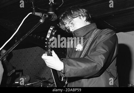 Image monochrome de Gerard Love et Norman Blake jouant avec le groupe indépendant de Glasgow BMX bandits à Esquires, Bedford, Royaume-Uni, en 1990. Banque D'Images