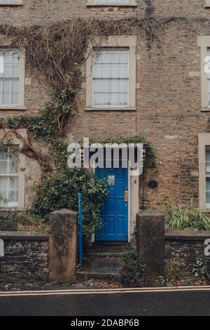 Frome, Royaume-Uni - 04 octobre 2020 : porte d'entrée bleu vif sur une maison traditionnelle en pierre en terrasse à Frome, une ville marchande dans le comté de Somerset, Royaume-Uni, famo Banque D'Images