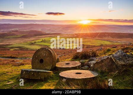 Abandonné les pierres de Millstones au coucher du soleil sur Stanage Edge près de Hathersage Derbyshire Peak District National Park Derbyshire Angleterre Royaume-Uni GB Europe Banque D'Images