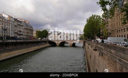 Paris, France - 09/07/2019: Seine avec pont historique Pont Saint-Michel (construit en 1857) reliant l'Ile de la Cité à la place Saint-Michel. Banque D'Images