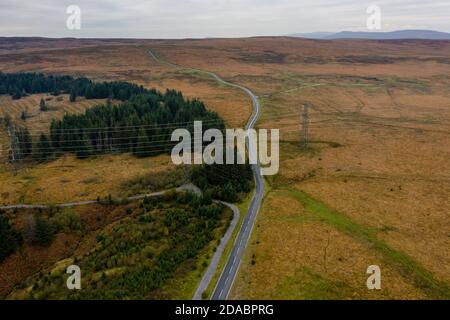 Vue aérienne d'une route étroite et sinueuse à travers les landes rurales du sud du pays de Galles, au Royaume-Uni Banque D'Images