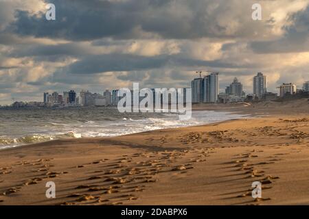 Après-midi froid sur le côté océanique de Punta del Este Banque D'Images