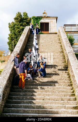 Le long escalier qui mène à la Capilla de las Nieves et l'entrée piétonne de Portomarín. French Way, Way of St. James. Près de Portomarin, Lugo, Banque D'Images