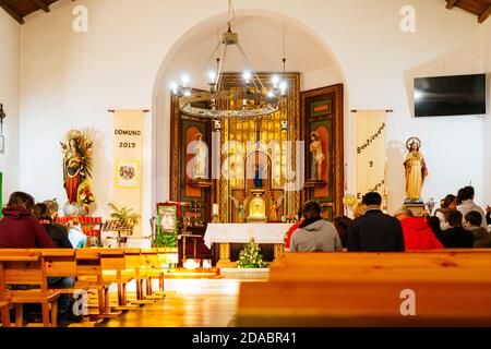 Intérieur de l'église paroissiale de San Tirso de Palas de Rei, construction romane originale date du XIIe siècle, seule la porte principale est alors pr Banque D'Images