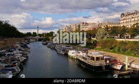 Paris, France - 09/07/2019: Paysage urbain paisible avec la promenade du Canal Saint-Martin à l'est du centre-ville de Paris avec des bateaux d'amarrage. Banque D'Images