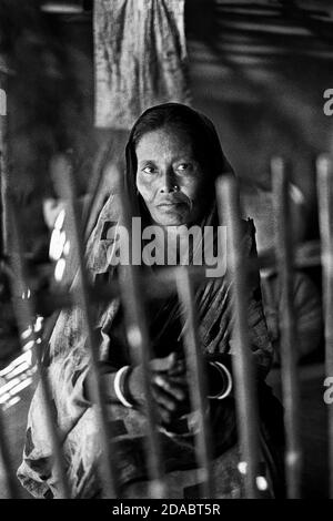 Lothika Rani. Le mouvement Naxalite allait les libérer. C'était un combat contre l'oppression. Certains se déguiseraient en garçons pour se faufiler dans les réunions de la fête et écouter les discours. Elle était l'une des nombreuses personnes qui ont quitté la maison pour rejoindre la fête. Ce mouvement était différent. Les femmes pourraient être des leaders et prendre part au combat. Les mariages étaient simples. Avec une poignée de main et un salut. Jessore, Bangladesh. Banque D'Images