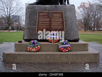 Ottawa, Canada. 11 novembre 2020. Couronnes du jour du souvenir placées sur le mémorial des anciens combattants autochtones Banque D'Images