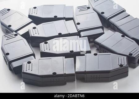 Ensemble de lecteurs de voiture OBD2 et d'interfaces de diagnostic. Lecteur de voiture professionnel OBDII. Texture d'arrière-plan de la pièce de rechange Banque D'Images