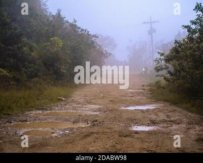 Vue panoramique sur un chemin dans les montagnes et les arbres de la Sierra Maestra autour de la Gran Piedra à Santiago de Cuba, Cuba Banque D'Images