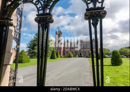 Crewe Hall est un manoir de Jacobean situé près de Crewe Green, à l'est de Crewe, à Cheshire, en Angleterre, montrant la face sud et les portes d'entrée Banque D'Images