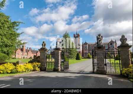 Crewe Hall est un manoir de Jacobean situé près de Crewe Green, à l'est de Crewe, à Cheshire, en Angleterre, montrant la face sud et les portes d'entrée Banque D'Images