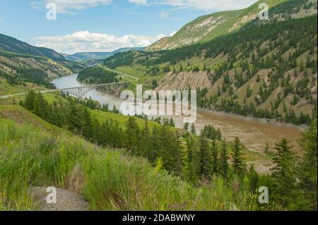 Vue panoramique sur le pont au-dessus du fleuve Fraser. Le pont offre une vue à couper le souffle sur le canyon, un paysage sec à l'ombre des montagnes. Banque D'Images