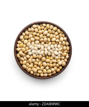 Graines de soja séchées dans un bol isolé sur fond blanc. Banque D'Images