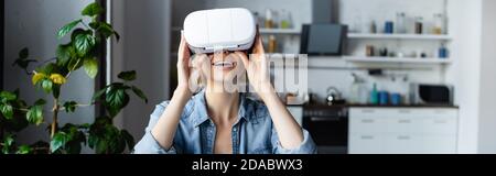 femme blonde portant un casque vr, bannière horizontale Banque D'Images