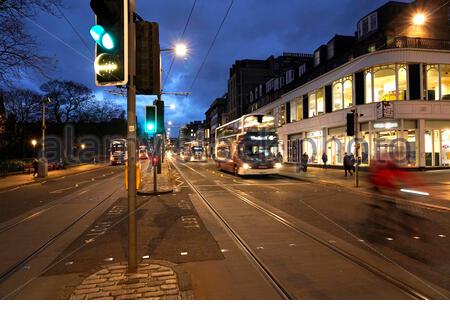 Édimbourg, Écosse, Royaume-Uni. 11 novembre 2020. Normalement occupé avec des gens, Princes Street est encore exceptionnellement calme aux heures de pointe et de crépuscule en raison des mesures de verrouillage Covid-19 Tier 3. Crédit : Craig Brown/Alay Live News Banque D'Images