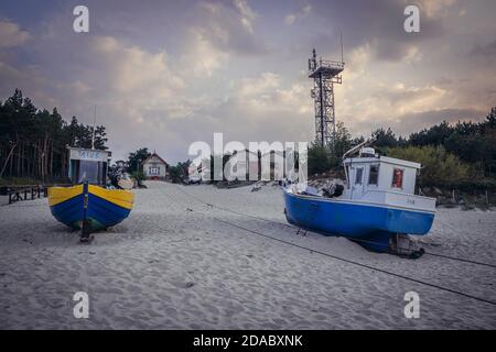 Bateaux de pêche sur une plage à Katy Rybackie sur Vistule Spit au-dessus de la baie de Gdansk dans la mer Baltique, Pologne Banque D'Images