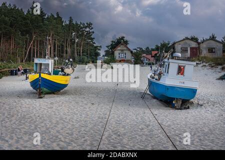 Bateaux de pêche sur une plage à Katy Rybackie sur Vistule Spit au-dessus de la baie de Gdansk dans la mer Baltique, Pologne Banque D'Images