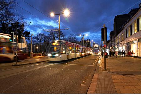 Édimbourg, Écosse, Royaume-Uni. 11 novembre 2020. Normalement occupé avec des gens, Princes Street est encore exceptionnellement calme aux heures de pointe et de crépuscule en raison des mesures de verrouillage Covid-19 Tier 3. Crédit : Craig Brown/Alay Live News Banque D'Images