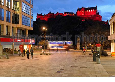 Édimbourg, Écosse, Royaume-Uni. 11 novembre 2020. Le château d'Edimbourg est toujours illuminé dans le rouge du pavot souvenir contre le ciel bleu au crépuscule. Encore exceptionnellement silencieux aux heures de pointe grâce aux mesures de verrouillage Covid-19 Tier 3. Vue depuis Castle Street. Crédit : Craig Brown/Alay Live News Banque D'Images