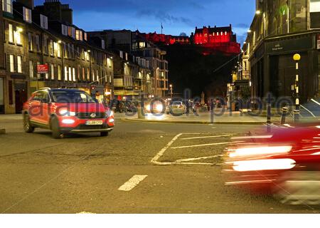 Édimbourg, Écosse, Royaume-Uni. 11 novembre 2020. Le château d'Edimbourg est toujours illuminé dans le rouge du pavot souvenir contre le ciel bleu au crépuscule. Rues calmes grâce aux mesures de verrouillage Covid-19 Tier 3. Vue de George Street. Crédit : Craig Brown/Alay Live News Banque D'Images