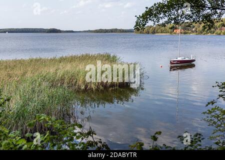 Bateau à voile sur le lac Narie situé dans la région d'Ilawa Lakeland, vue du village de Kretowiny, du comté d'Ostroda, de Warmia et de la province de Mazury en Pologne Banque D'Images