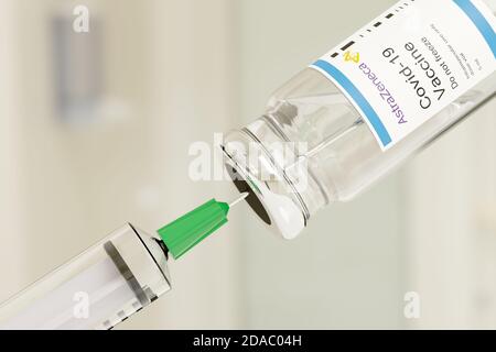 Buenos Aires, Argentine - novembre 11 : flacon de vaccin AstraZeneca Covid -19 et seringue d'injection isolés sur fond blanc. illustration 3d. Banque D'Images