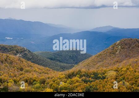 Photo d'automne de la montagne espagnole Montseny, près de Santa fe del Montseny, Catalogne. Au loin, une douche s'approche, Banque D'Images