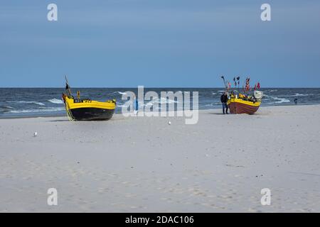 Bateaux de pêche dans le village de Debki dans le district administratif de Gmina Krokowa, dans le comté de Puck, Voivodeship de Poméranie, dans le nord de la Pologne Banque D'Images