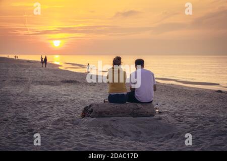 Les gens sur la plage de la mer Baltique dans le village de Debki, Gmina Krokowa, dans le comté de Puck, Voivodeship de Poméranie, dans le nord de la Pologne Banque D'Images