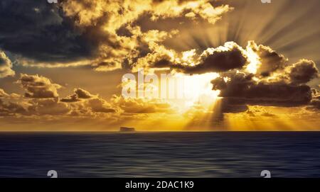 Photo artistique de l'île de Filfla au beau coucher du soleil à Malte près de la grotte bleue (Taht il-Hnejja) sur la côte sud de Malte, près du village de Zurrieq Banque D'Images