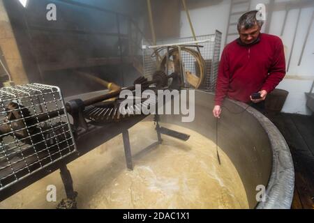 Les courroies de transmission et les thermomètres numériques contribuent également au succès de la brasserie Zoigl dans le Haut-Palatinat à Falkenberg, en Allemagne Banque D'Images