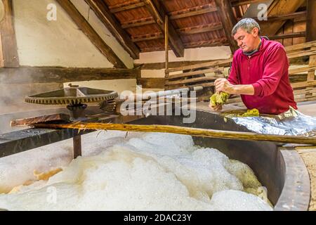 Le brasseur Sepp Neuber ajoute du houblon au millepertuis original de la future bière Zoigl. Brasserie traditionnelle Zoigl à Falkenberg, Allemagne Banque D'Images