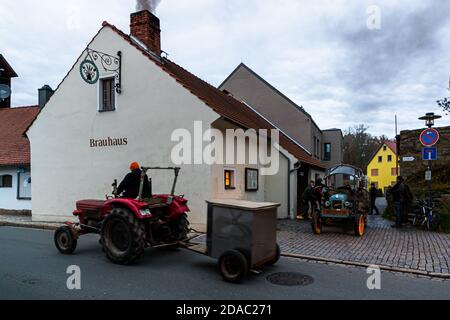 Les brasseurs de la maison collectent leur moût d'origine de la brasserie Zoigl dans leurs propres chars à Falkenberg, en Allemagne Banque D'Images