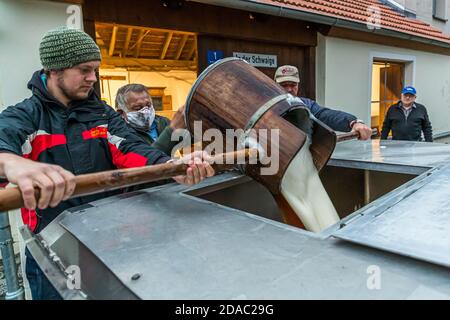 Brasserie traditionnelle Zoigl. Le millepertuis original de Zoigl est animé dans le camion-citerne avec des seaux en bois traditionnels à Falkenberg, en Allemagne Banque D'Images