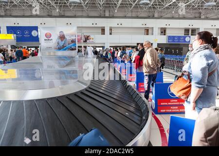 Antalya, Turquie - vers octobre, 2020: Les gens attendent des bagages dans le terminal de l'aéroport sans garder une distance sociale. Avis conseils leur demandant de faire Banque D'Images