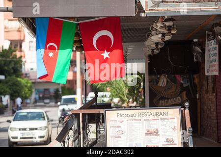 Le drapeau national de la République d'Azerbaïdjan et le drapeau turc sont suspendus dans un café ou un restaurant dans la rue urbaine. Rues de la ville décorées. Alanya, T. Banque D'Images