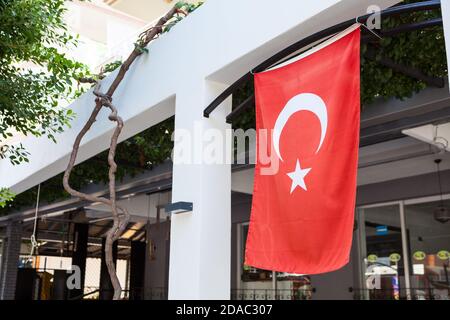 Le drapeau national de la Turquie est sur la façade du bâtiment dans Alanya Banque D'Images