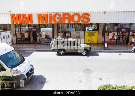 Alanya, Turquie-vers octobre 2020: L'entrée du supermarché MM Migros est dans le centre de la ville. Le Migros Ticaret est l'une des plus grandes chaînes de superma Banque D'Images