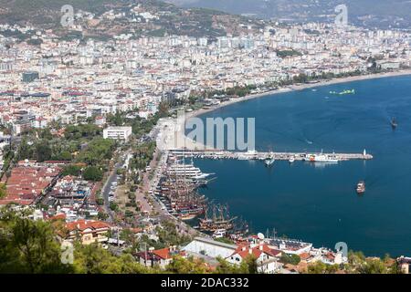 Alanya, Turquie-vers octobre 2020: Vue aérienne sur le port d'Alanya et la ville. C'est une station balnéaire sur la côte méditerranéenne centrale de la Turquie Banque D'Images