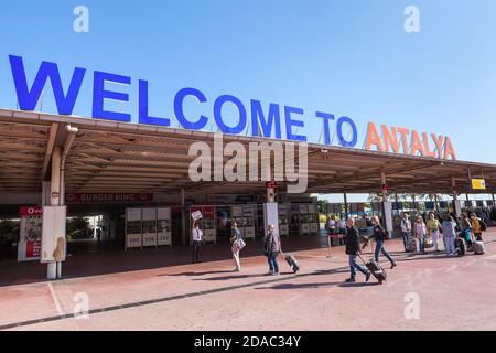 Antalya, Turquie - vers octobre, 2020: Panneau de l'aéroport international d'Antalya est sur la sortie. Inscription Bienvenue à Antalya est dans termi d'arrivée Banque D'Images