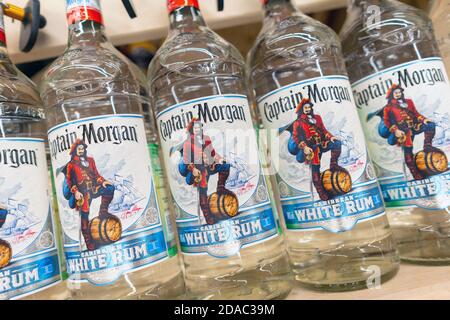 Moscou. Russie. 9 novembre 2020. Rhum Captain Morgan en bouteilles de verre. Vendre de l'alcool au supermarché. Banque D'Images